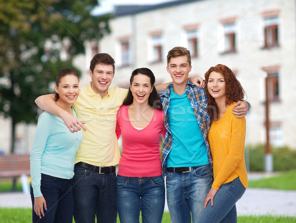 Groep glimlachend tieners campus vriendschap onderwijs Stockfoto © dolgachov