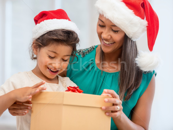 Gelukkig moeder kind meisje geschenkdoos vakantie Stockfoto © dolgachov