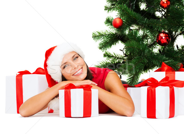 Gülümseyen kadın yardımcı şapka hediye kutuları Noel Stok fotoğraf © dolgachov