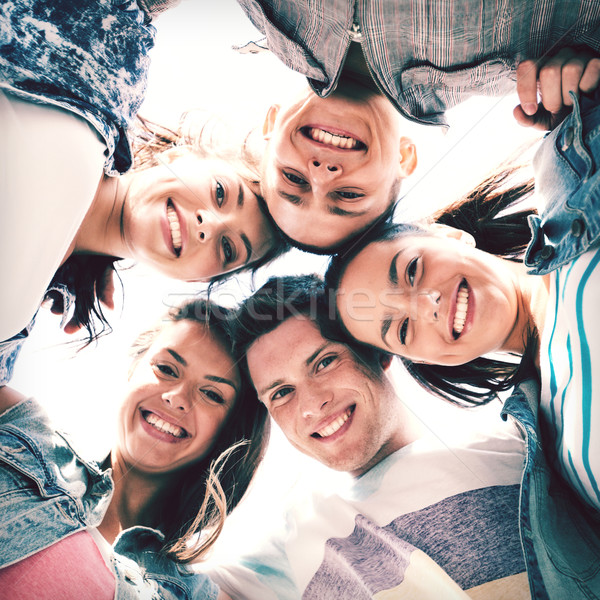 Gruppe Jugendliche Blick nach unten Sommer Feiertage jugendlich Stock foto © dolgachov