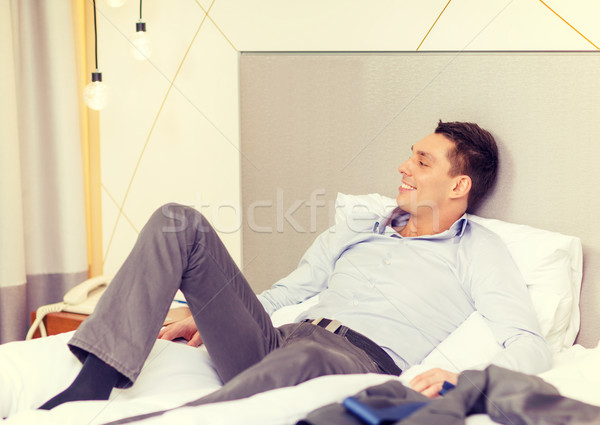 Boldog üzletasszony ágy hotelszoba üzlet technológia Stock fotó © dolgachov
