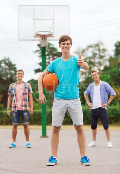 Foto d'archivio: Gruppo · sorridere · adolescenti · giocare · basket
