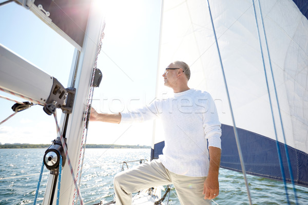 Altos hombre vela barco yate vela Foto stock © dolgachov