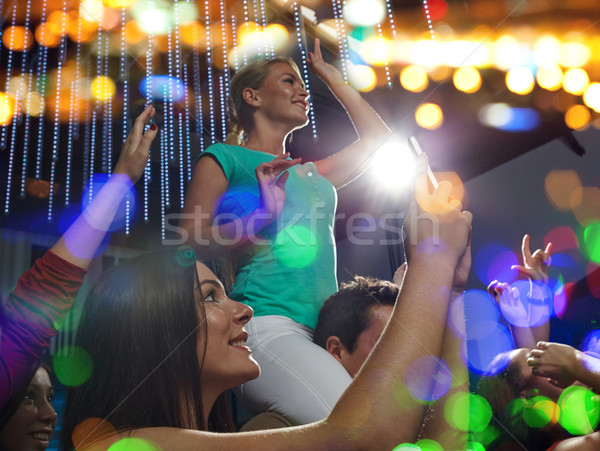 Znajomych smartphone zdjęcie koncertu strony Zdjęcia stock © dolgachov