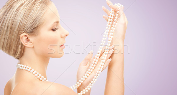 Mujer hermosa perla collar violeta belleza lujo Foto stock © dolgachov
