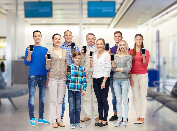 Grupo sorridente pessoas smartphones família tecnologia Foto stock © dolgachov