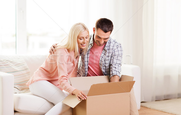 Feliz Pareja caja de cartón paquete casa personas Foto stock © dolgachov
