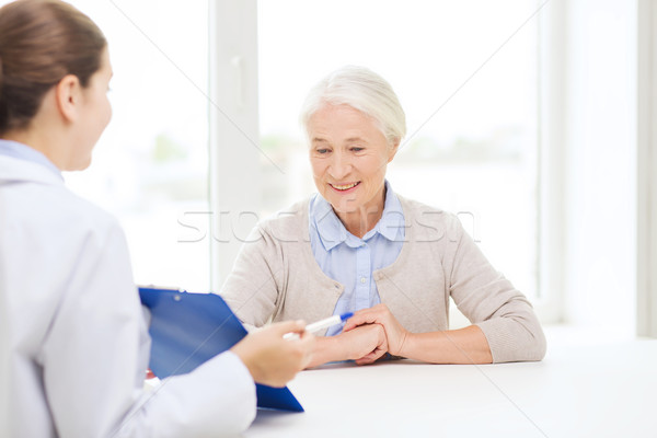 Foto stock: Médico · clipboard · senior · mulher · hospital · medicina