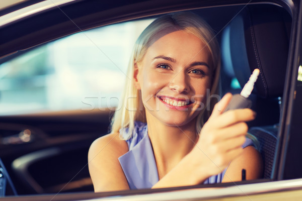 Foto stock: Feliz · mujer · auto · mostrar · salón