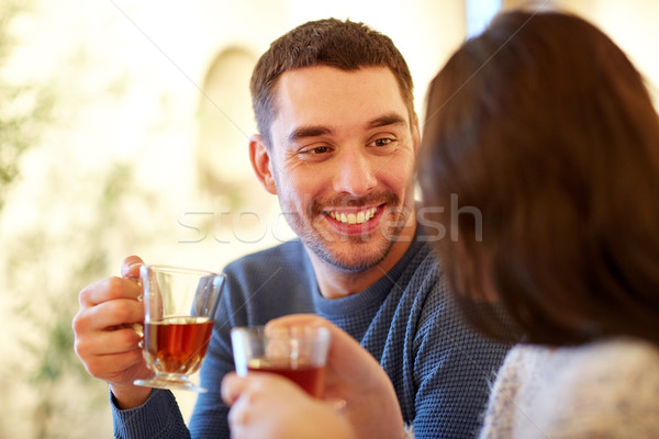 Fericit cuplu potabilă ceai cafenea oameni Imagine de stoc © dolgachov