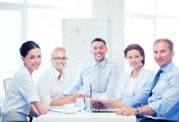 Foto stock: Equipe · de · negócios · reunião · escritório · amigável · negócio · grupo
