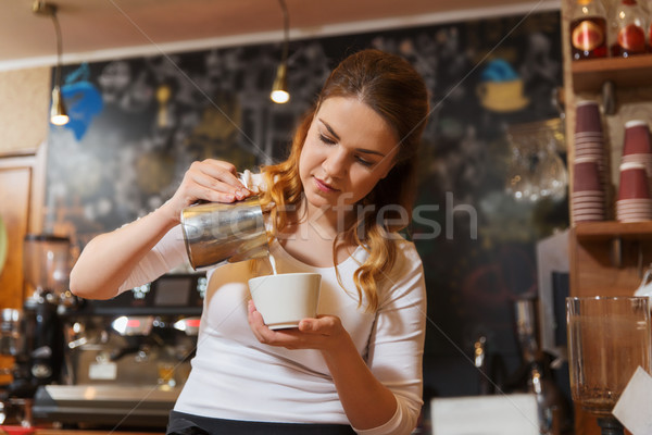 Barista vrouw room beker coffeeshop Stockfoto © dolgachov