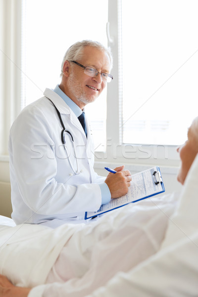 Supérieurs femme médecin presse-papiers hôpital médecine [[stock_photo]] © dolgachov