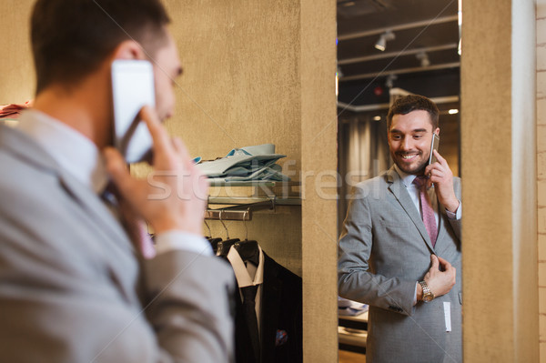 Om apel smartphone îmbrăcăminte stoca oglindă Imagine de stoc © dolgachov