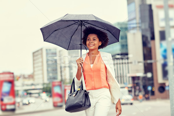 Gelukkig afro-amerikaanse zakenvrouw paraplu zakenlieden jonge Stockfoto © dolgachov
