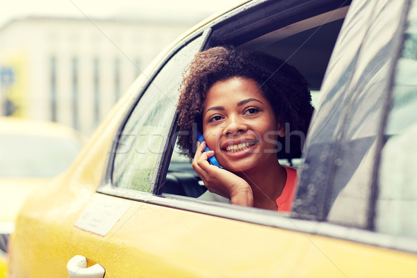Fericit african femeie apel smartphone taxi Imagine de stoc © dolgachov