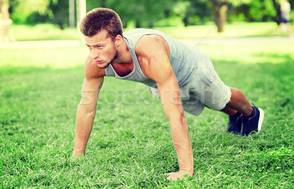 Foto stock: Moço · flexões · grama · verão · parque · fitness