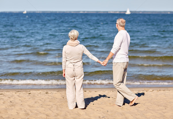 Foto stock: Feliz · pareja · de · ancianos · tomados · de · las · manos · verano · playa · familia