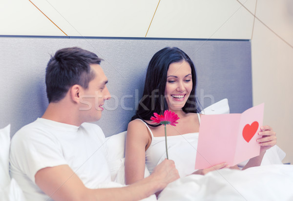 Foto stock: Sonriendo · Pareja · cama · postal · flor · hotel