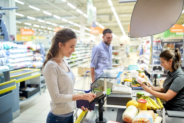 Coppia acquisto alimentare registratore di cassa shopping Foto d'archivio © dolgachov