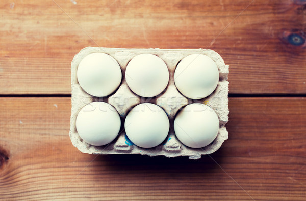 關閉 白 雞蛋 雞蛋 框 商業照片 © dolgachov