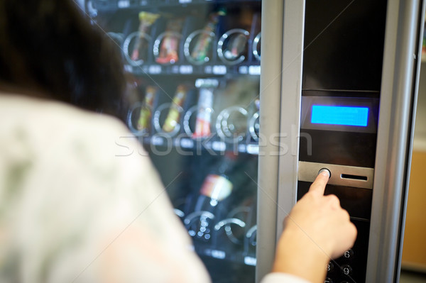 [[stock_photo]]: Femme · poussant · bouton · distributeur · automatique · vendre · technologie