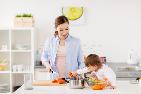 Stockfoto: Gelukkig · moeder · baby · koken · voedsel · home