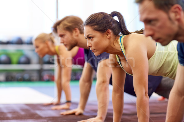 Csoportkép egyenes kar palánk tornaterem fitnessz Stock fotó © dolgachov