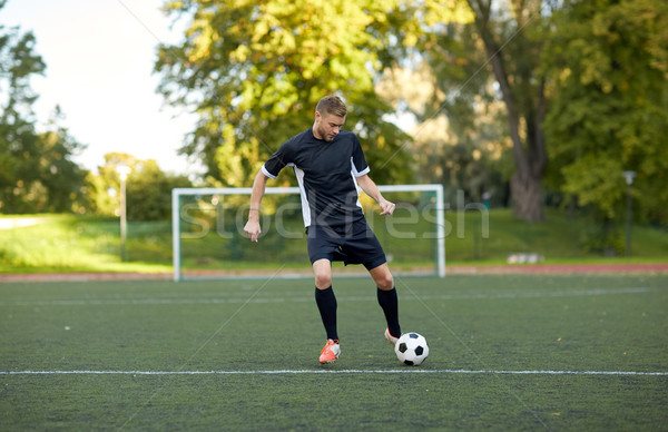 Fußballer spielen Ball Fußballplatz Sport Fußball Stock foto © dolgachov