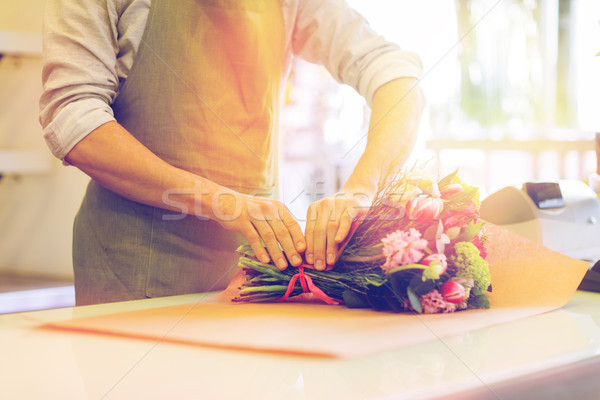 [[stock_photo]]: Fleuriste · fleurs · papier · personnes