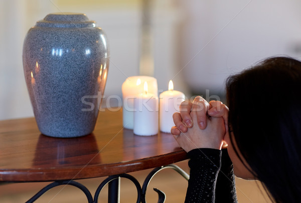 Triste donna urna pregando chiesa persone Foto d'archivio © dolgachov