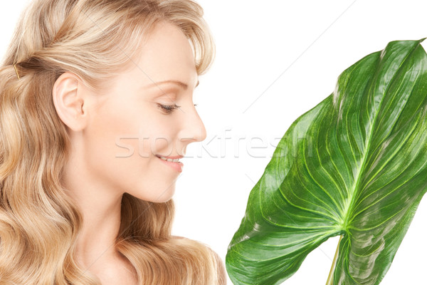 Femeie verde frunze imagine alb fericit sănătate Imagine de stoc © dolgachov