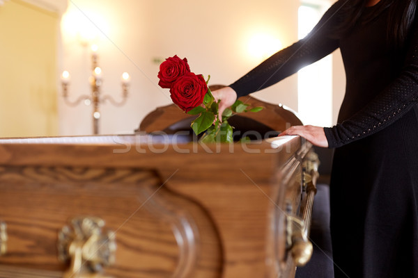 Mujer rosas rojas ataúd funeral personas luto Foto stock © dolgachov