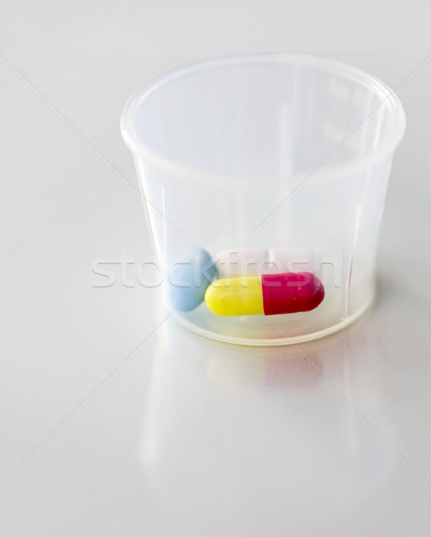 Pílulas cápsula medicina copo saúde Foto stock © dolgachov