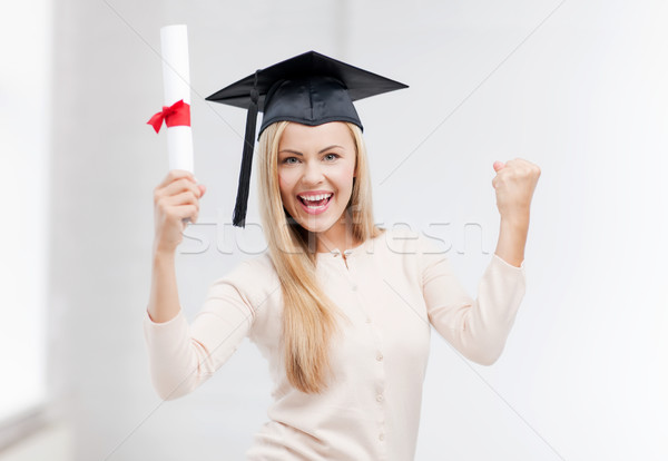 Foto stock: Estudante · graduação · boné · certidão · feliz · mulher