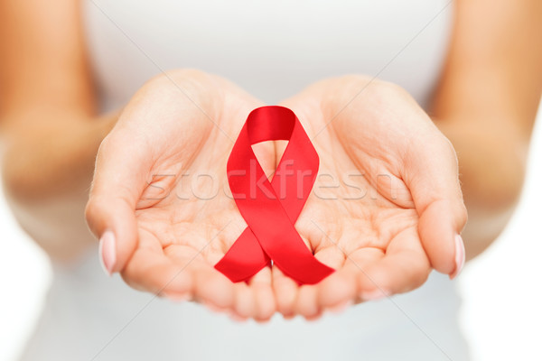 Mâini roşu SIDA constientizare panglică Imagine de stoc © dolgachov