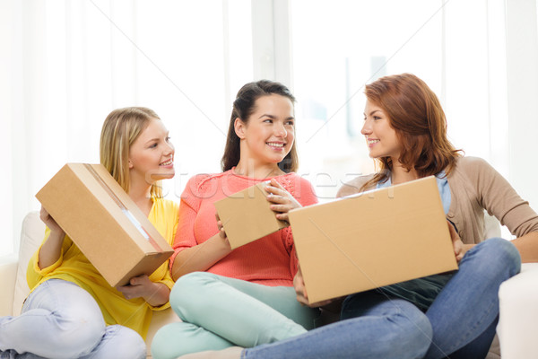 Foto d'archivio: Sorridere · ragazze · adolescenti · cartone · scatole · home · transporti