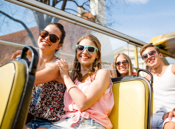 Groep glimlachend vrienden tour bus Stockfoto © dolgachov