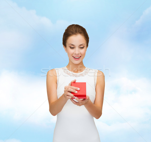 Mujer sonriente rojo caja de regalo vacaciones presenta Foto stock © dolgachov