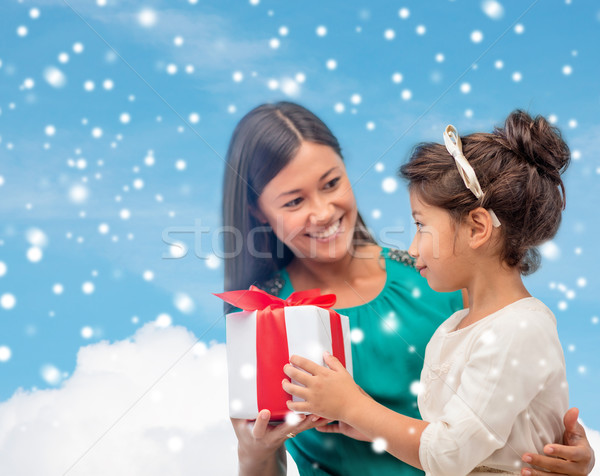 Gelukkig moeder kind meisje geschenkdoos christmas Stockfoto © dolgachov