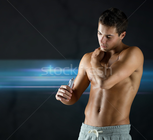 Tineri masculin culturist durere relief Imagine de stoc © dolgachov