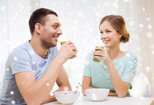 Foto stock: Sorridente · casal · café · da · manhã · casa · comida · pessoas