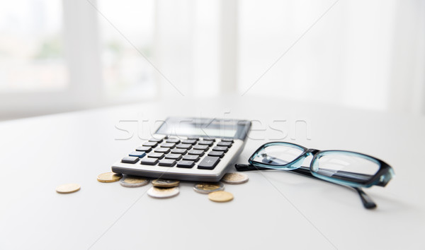 Calculadora monedas oficina mesa financiar Foto stock © dolgachov