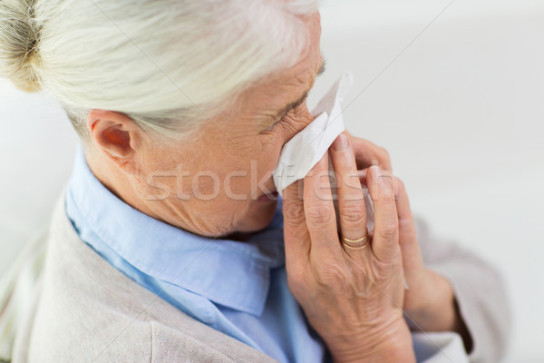 Hasta kıdemli kadın burun üfleme kâğıt peçete Stok fotoğraf © dolgachov