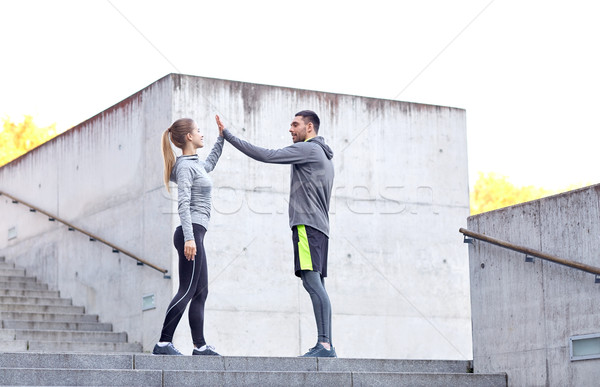 Szczęśliwy para high five odkryty fitness sportu Zdjęcia stock © dolgachov