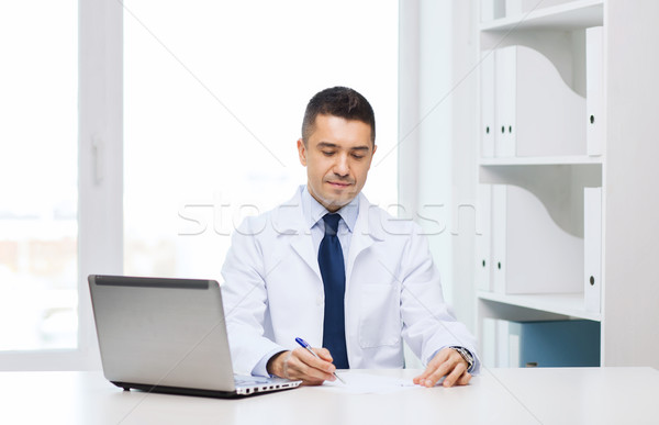 Foto stock: Sonriendo · doctor · de · sexo · masculino · portátil · médicos · oficina · medicina