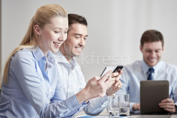 Smartphone uomini d'affari tecnologia lavoro di squadra Foto d'archivio © dolgachov