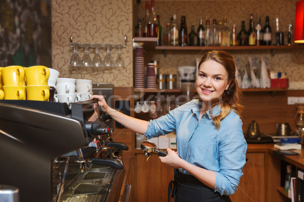 Barista mujer café máquina Servicio Foto stock © dolgachov