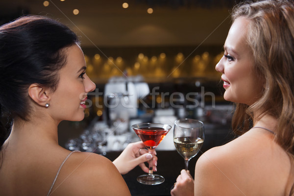 Szczęśliwy kobiet napojów klub nocny bar uroczystości Zdjęcia stock © dolgachov