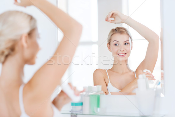 Foto stock: Mulher · desodorante · banheiro · beleza · higiene · manhã